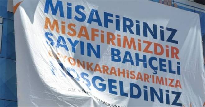 AK Parti`den Devlet Bahçeli`ye pankart jesti