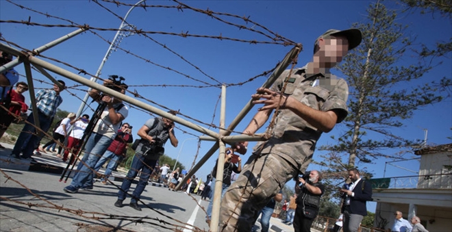 Ada´da KKTC ile Güney Kıbrıs arasındaki sınır kapıları açıldı