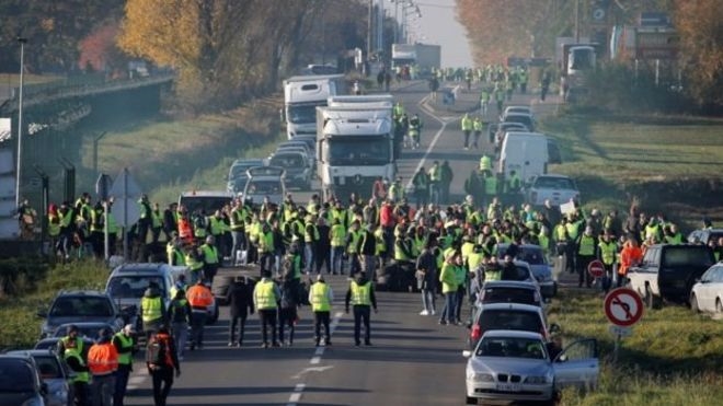 Fransa Hükümetinin Akaryakıt Fiyatlarına Getirdiği Ek Vergilere Karşı Yüzbinlerce Eylemci, Farklı Şehirlerde 2 Bin Noktada Protestolar Düzenledi.