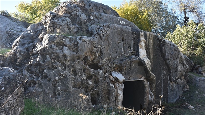 Adıyaman´da Roma dönemine ait kaya mezar bulundu