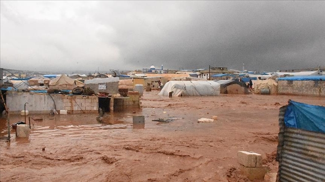 Suriye´de sığınmacı kamplarını vuran selde 25 bin sivil çadırsız kaldı