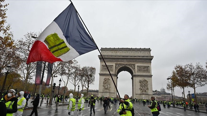 Paris Belediye Başkanından sarı yeleklilerin eylemlerine destek