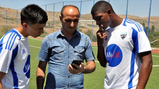 Çermik´e transfer olan Kolombiyalı futbolcularla iletişim çeviri uygulamasıyla kuruluyor