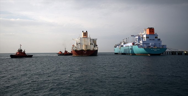 İki dev gemi arasındaki LNG transferi iki günde tamamlandı