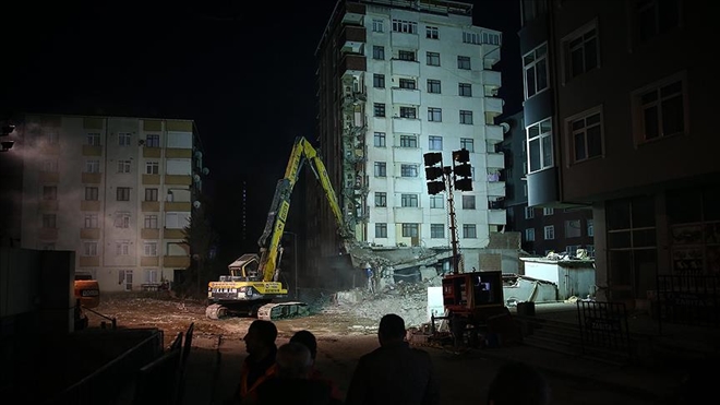 Kartal´da riskli binalardan ilkinin yıkımına başlandı