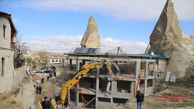 Göreme´de peribacaları bölgesindeki inşaat yıkıldı