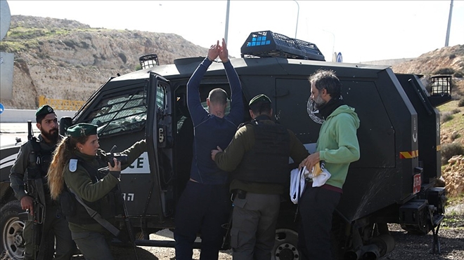 İsrail güçleri 16 Filistinliyi gözaltına aldı