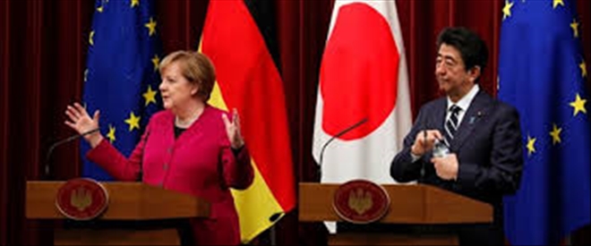 Merkel, Japonya ziyaretinde Başbakan Şinzo Abe ile görüştü