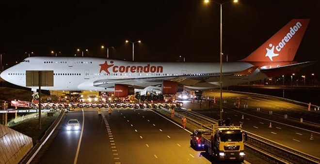 Hollanda´da Türk iş insanına ait uçak otoyoldan geçti
