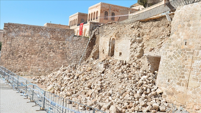 İstinat duvarı yıkılınca tarihi mescidin izi ortaya çıktı