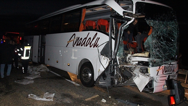  Manisa´da yolcu otobüsü tıra çarptı: 20 yaralı