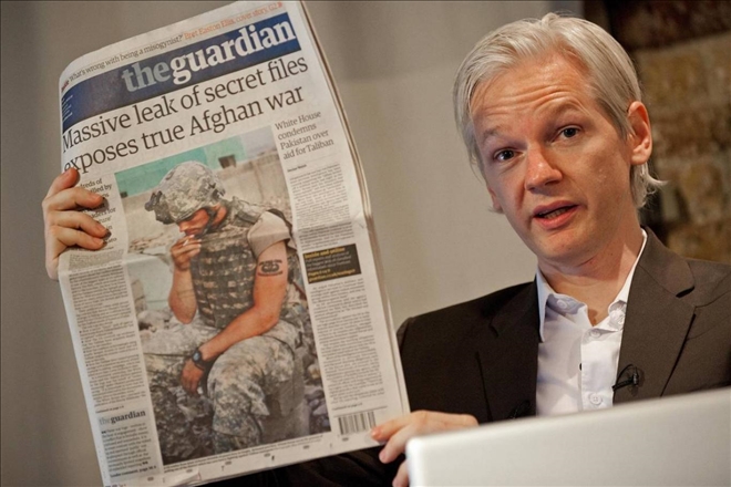 Assange halka çürümüş özgürlüğümüz hakkındaki gerçekleri öğretti ve şimdi onu savunmak için geriye yalnız biz kaldık