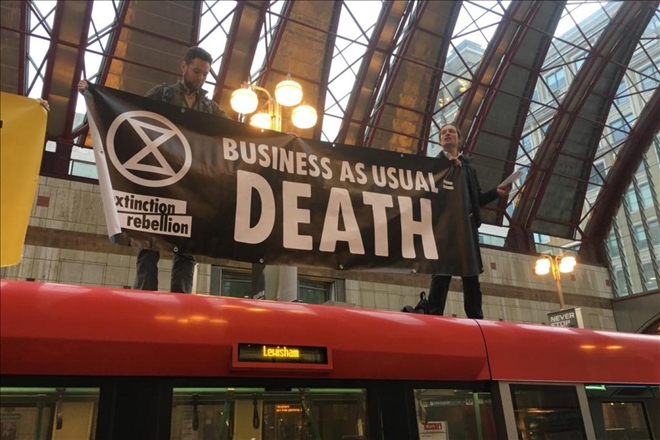 Yok Oluş İsyanı: Kendilerini birbirlerine yapıştıran çevreciler Londra Borsası girişini kapattı