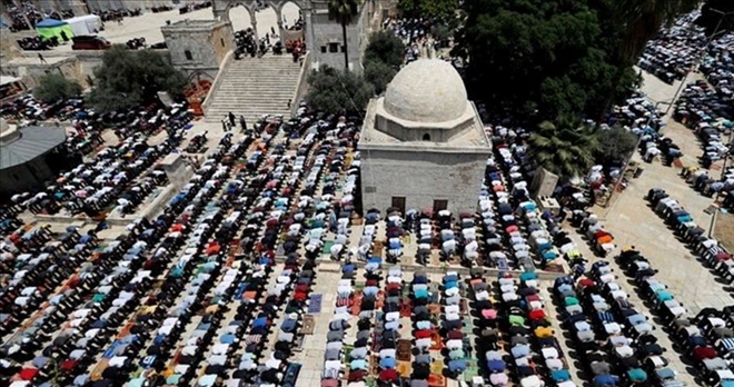 Ramazan ayının son Cuma günündeÇeyrek Milyon Müslüman Cuma Namazını Mescid-i Aksa´da Kıldı
