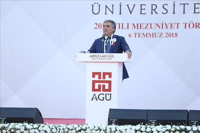 Adını taşıyan üniversitenin mezuniyet törenine katılan Abdullah Gül: ?Sıkıntılara takılmayın. Daima olumlu ve geleceğe ümitle bakın.?