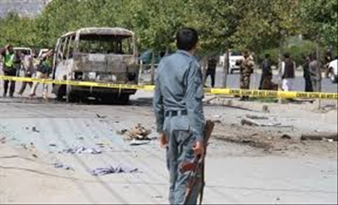 Afganistan´da Otobüsün geçtiği sırada bomba patladı.. En az 32 ölü