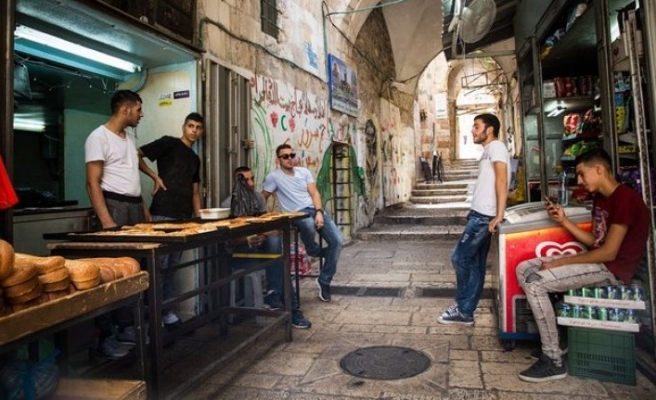 Arap gençlerin yaklaşık yarısı ülkelerini terk etmek istiyor