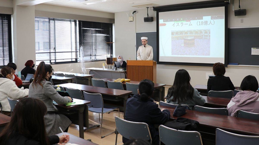 Japon etnomüzikolog, öğrencilerini ezan ve makamlarıyla tanıştırıyor