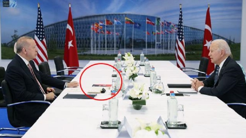 Erdoğan-Biden görüşmesinde masadaki kitap gündem oldu