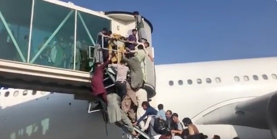 Kabil Havalimanı’nda kaos