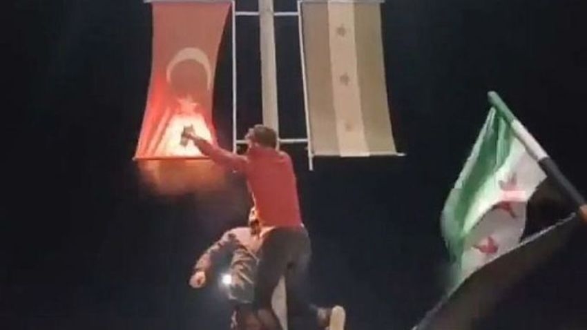 Suriye’de Türk bayrağı yakıldı; ÖSO’dan açıklama geldi