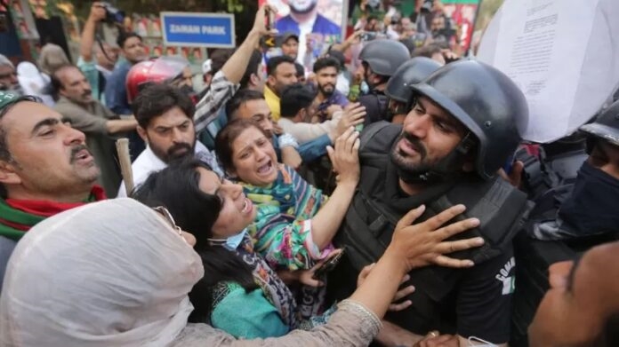 Pakistan’da gözaltına alınmak istenen İmran Han’ın destekçileriyle polis arasında çatışma