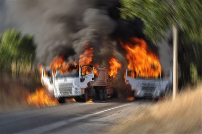 PKK Siirt´te iki tır yaktı