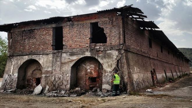 İşçilerin çöpten topladığı kitaplar kütüphane oldu