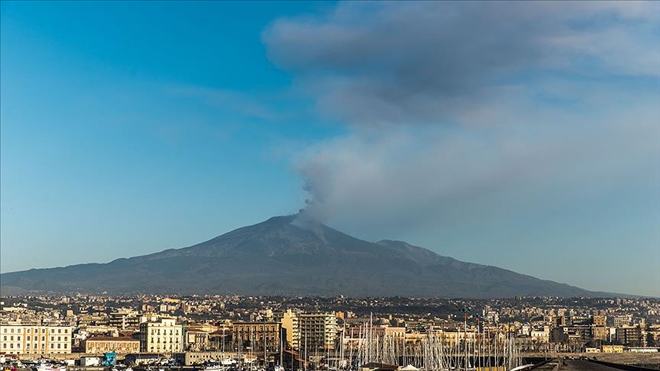 Etna Yanardağı yeniden faaliyete geçti