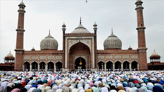 Hindistan´da açık alanda namaz kılan Müslümanlara uyarı