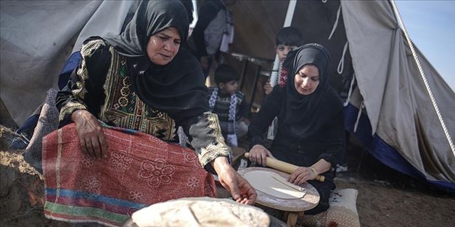 EKMEK YAPIP DAĞITARAK FİLİSTİNLİ GÖSTERİCİLERE DESTEK OLUYOR