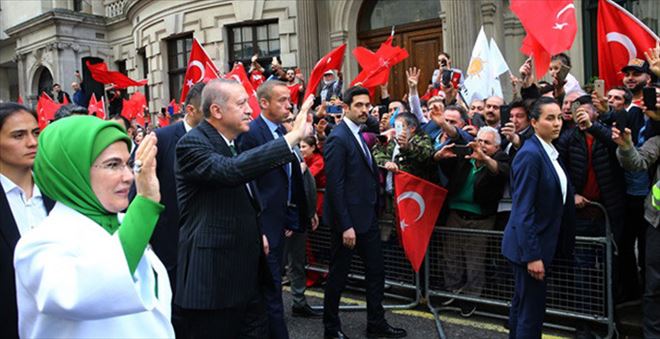 İNGİLTERE´DEKİ TÜRKLERDEN ERDOĞAN´A SEVGİ SELİ