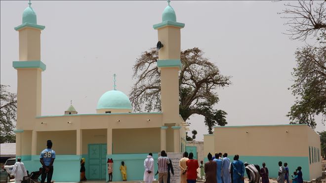 SENEGAL´DE 700 KİŞİNİN MÜSLÜMAN OLDUĞU KÖY CAMİSİNE KAVUŞTU