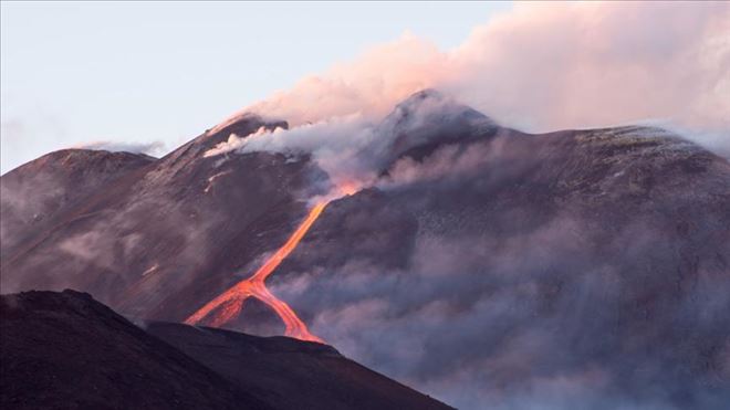 Etna Yanardağı yeniden faaliyete geçti