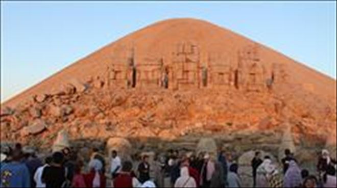 Nemrut Dağı ziyaretçi akınına uğradı