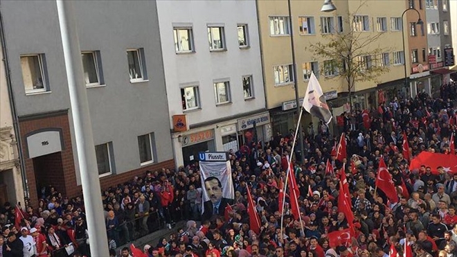 BATI UYARIYOR DERS ALALIM BARİ? ALMAN POLİSİNDEN KÜRTÇE VE TÜRKÇE MESAJ: İTİŞMEYİN!