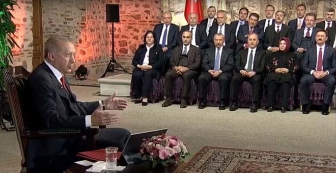 Cumhurbaşkanı Erdoğan, TRT kanallarında canlı olarak yayınlanan seçim programında İstanbul adaylarıyla soruları cevapladı.