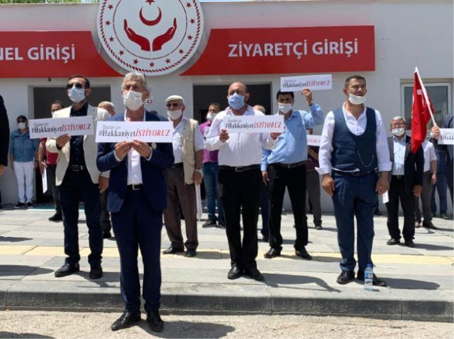 15 Temmuz gazileri ve şehit yakınlarından Bakanlık önünde eylem