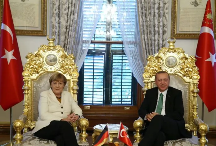 Merkel: “Erdoğan’la olan ‘altın tahtlı’ fotoğraf yüzünden AK Parti’ye yardım etmekle suçlandım”