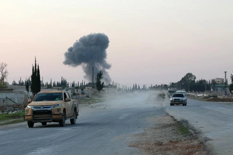 Suriye'nin kuzeybatısında yeni ele geçirilen Han el-Asel hattında Halep-Şam karayolunda ilerleyen muhalif grupların üyeleri, 29 Kasım 2024 / Fotoğraf: AFP