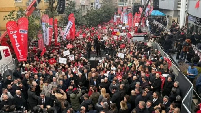 CHP’den Beşiktaş Belediyesi mitingi. Özel’den Erdoğan’a: “Geçmişte kendine yapılan kötülükleri rakiplerine yapıyor”