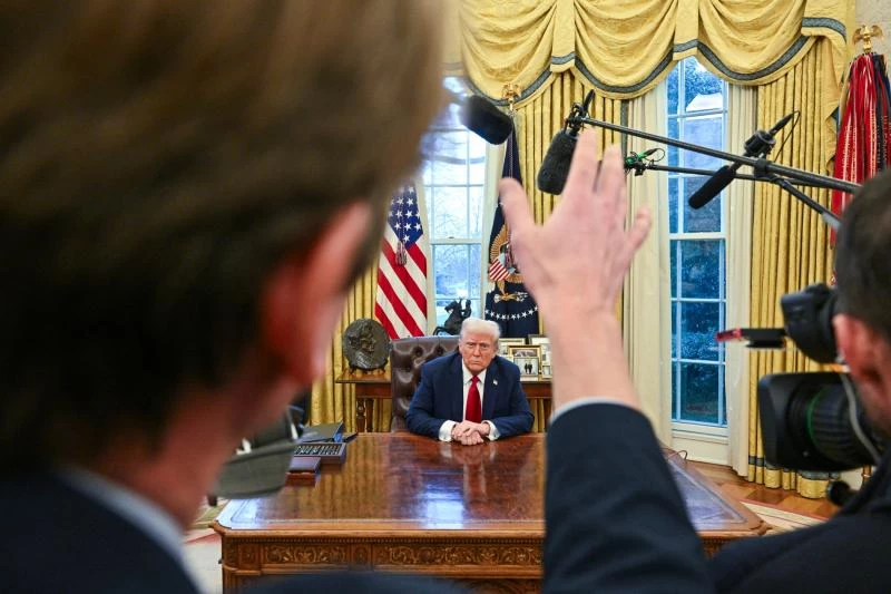 ABD Başkanı Donald Trump, Beyaz Saray'daki Oval Ofis’te bir kararname imzalamadan önce basın mensuplarına açıklamalarda bulunurken, 30 Ocak 2025 / Fotoğraf: AFP