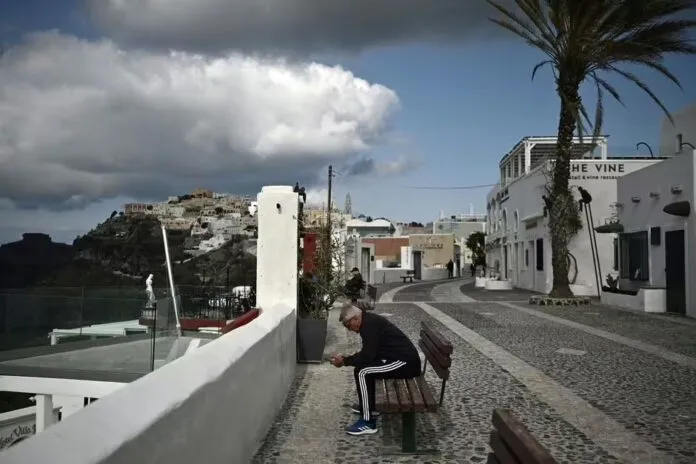 Santorini yanardağının yakınındaki seri depremler Yunanistan’ı panikletti