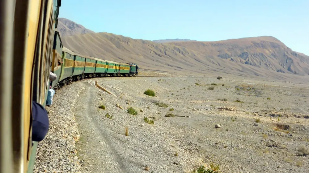 Pakistan’da tren saldırısı: 450 yolcu rehin alındı